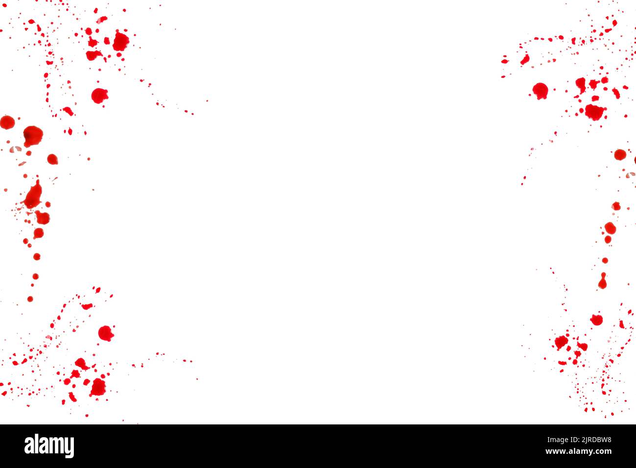 Cornice di Halloween. Cornice sanguinosa. Splatter rosso e gocce isolato su sfondo bianco. Scena del crimine. Omicidio e crimine. Strisce di sangue e macchie di sangue in Foto Stock