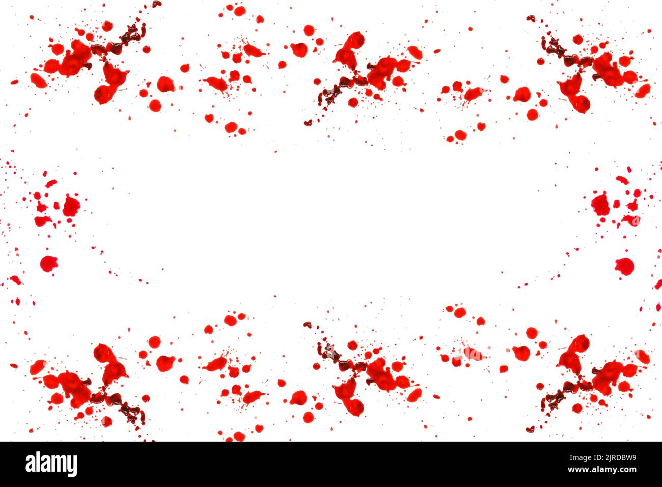 Cornice di Halloween. Cornice sanguinosa. Spruzzi di sangue rosso e gocce isolato su sfondo bianco. Scena del crimine. Omicidio e crimine. Strisce di sangue e macchie di sangue Foto Stock