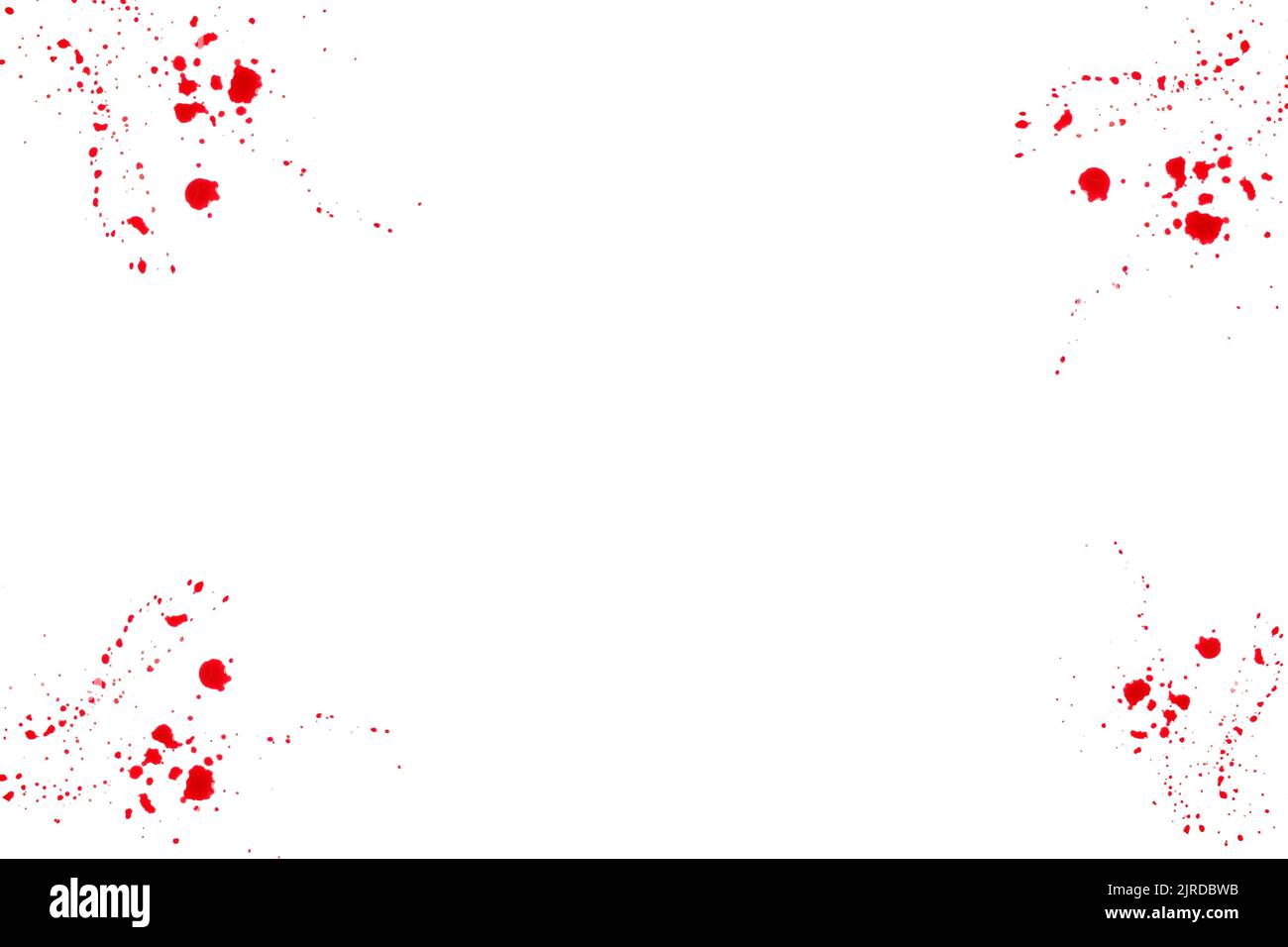 Macchie di blood.Halloween frame.Red sangue splatter e gocce isolato su sfondo bianco. Scena del crimine. Omicidio e crimine. Strisce di sangue e macchie di sangue Foto Stock