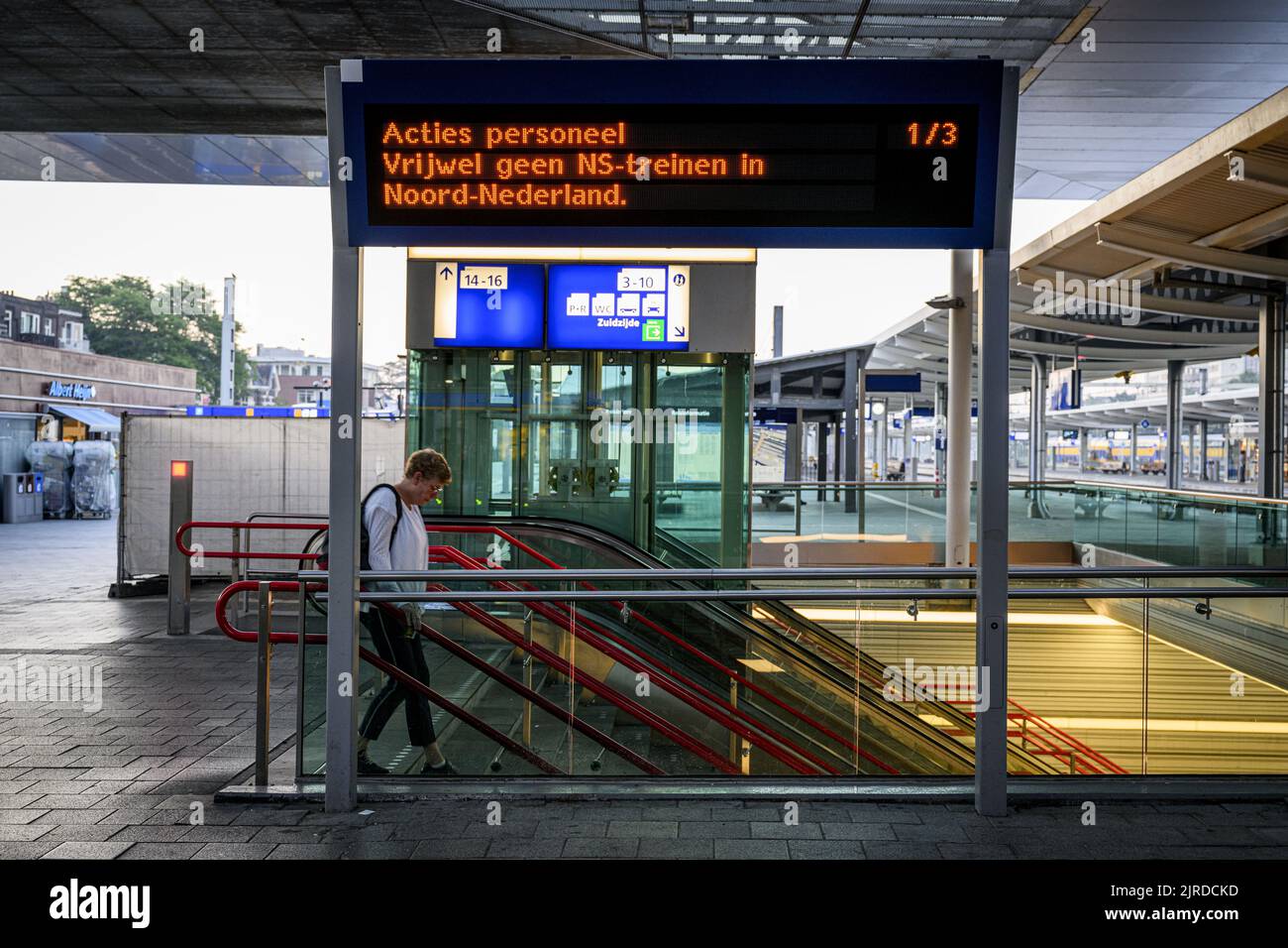 2022-08-24 06:39:52:19 ZWOLLE - Zwolle stazione durante uno sciopero relay di 24 ore dal personale delle Ferrovie olandesi. Le azioni sono il seguito del fallimento dei negoziati collettivi di lavoro tra NS e i sindacati FNV, CNV e VVMC. ANP EMIEL MUIJDERMAN olanda fuori - belgio fuori Foto Stock