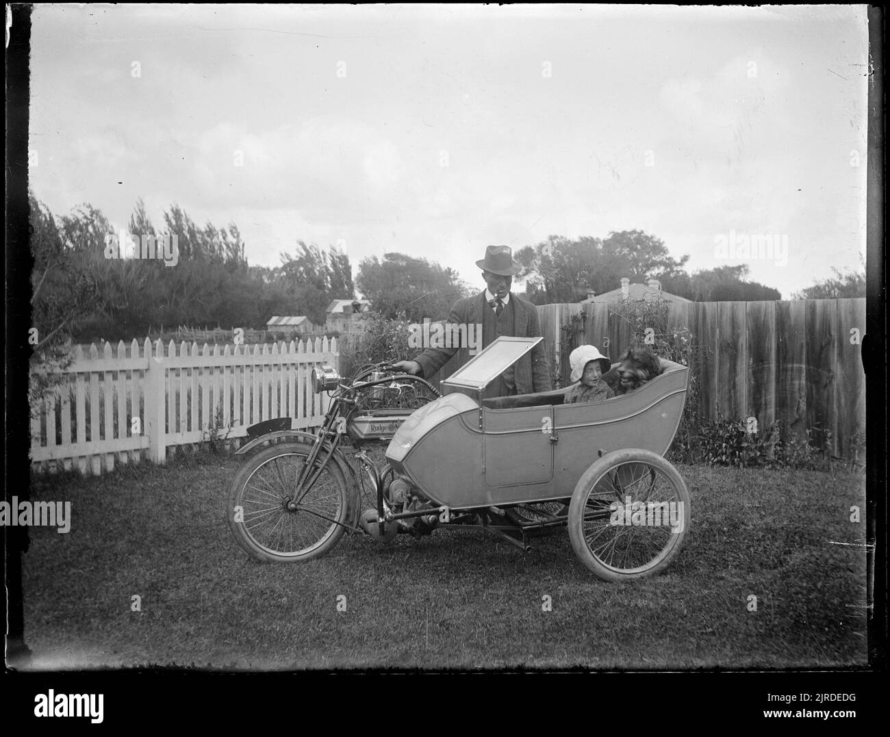 Io con il motorbyke [sic], circa 1910, Wellington, di Fred Brockett. Foto Stock