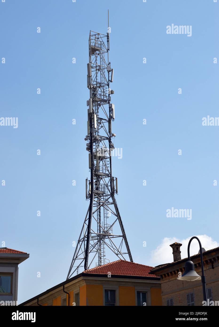 Tower per telecomunicazioni. Antenne a torre e trasmettitori satellitari per segnali mobili cellulari. Ravenna, Italia Foto Stock