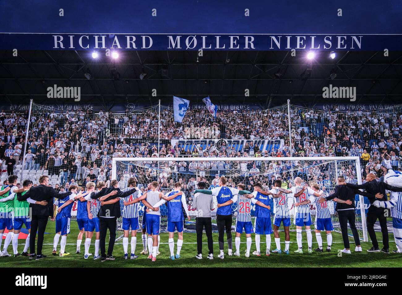 Odense, Danimarca. 22nd, agosto 2022. I giocatori di OB festeggiano la vittoria con i fan dopo la Superliga match 3F tra Odense Boldklub e AC Horsens al Nature Energy Park di Odense. (Photo credit: Gonzales Photo - Kent Rasmussen). Foto Stock