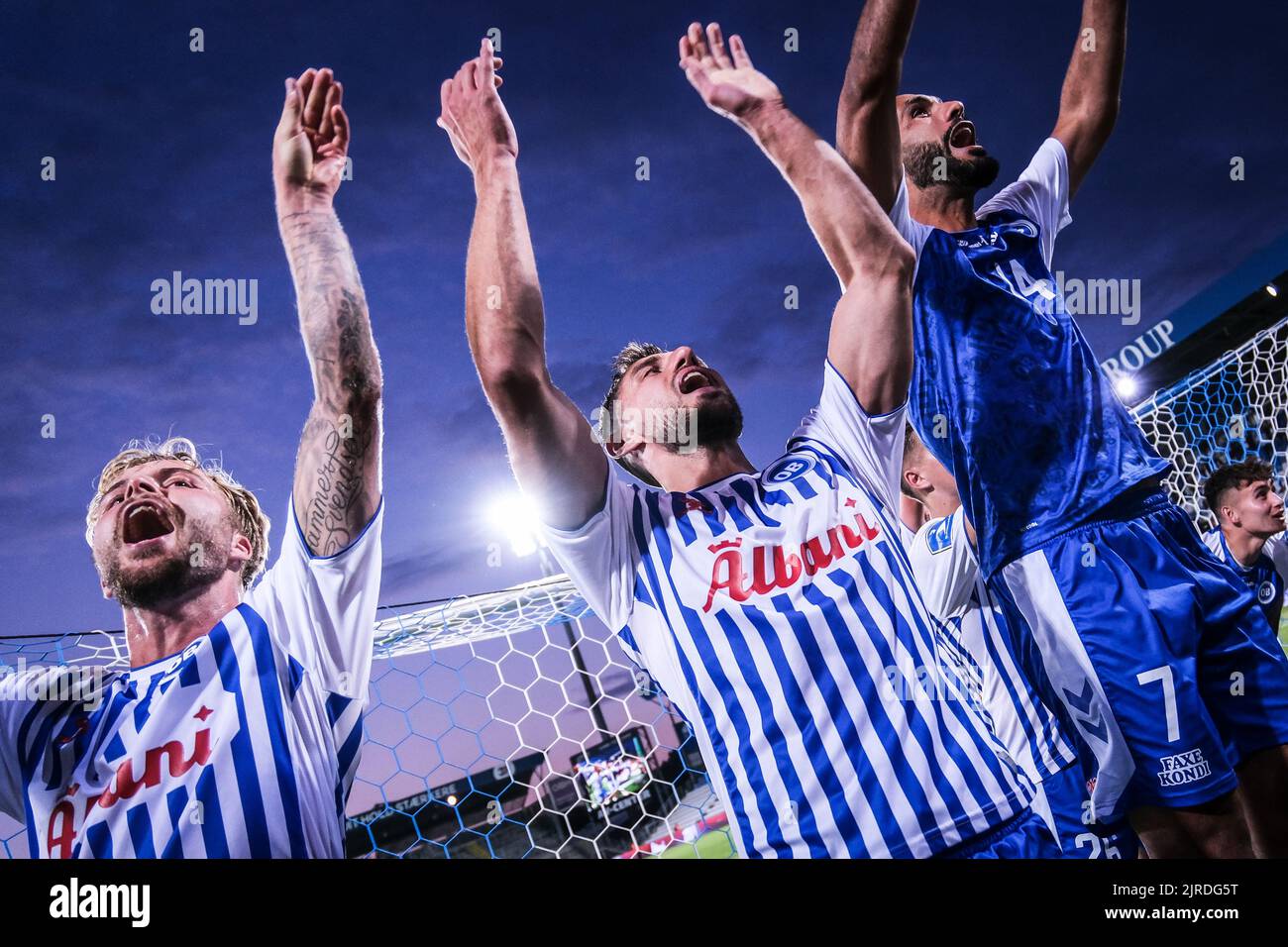 Odense, Danimarca. 22nd, agosto 2022. I giocatori di OB festeggiano la vittoria con i fan dopo la Superliga match 3F tra Odense Boldklub e AC Horsens al Nature Energy Park di Odense. (Photo credit: Gonzales Photo - Kent Rasmussen). Foto Stock