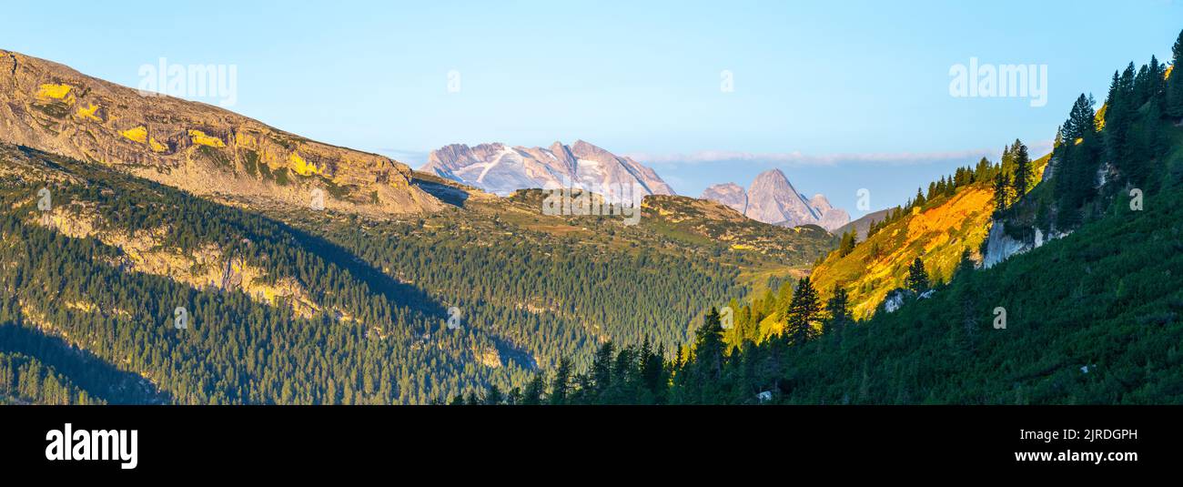 Vista panoramica sulle Dolomiti all'alba del mattino Foto Stock