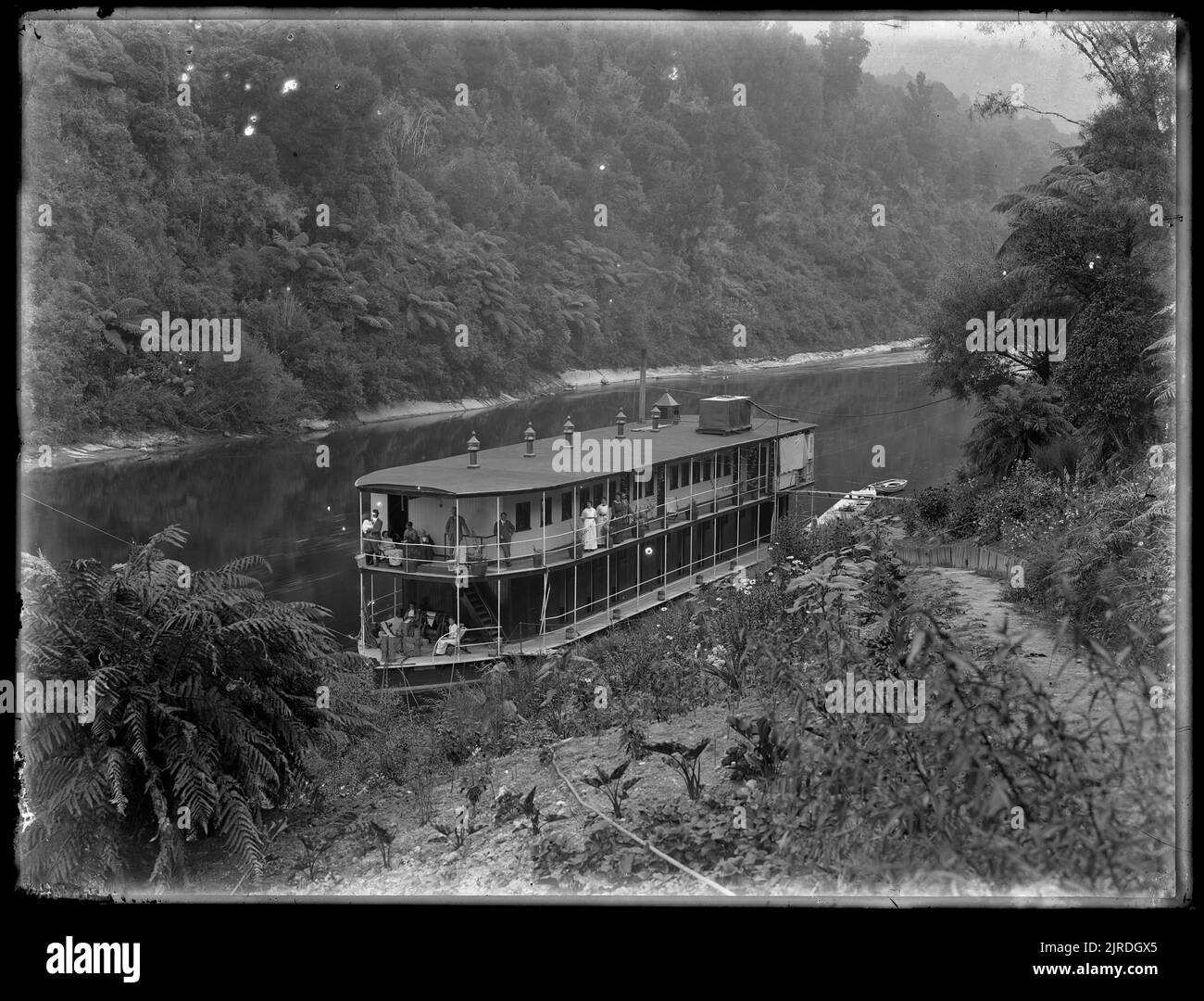 House-boat, fiume Wanganui, Nuova Zelanda, circa 1935, Nuova Zelanda, Di Gordon Burt, Gordon H. Burt Ltd Foto Stock