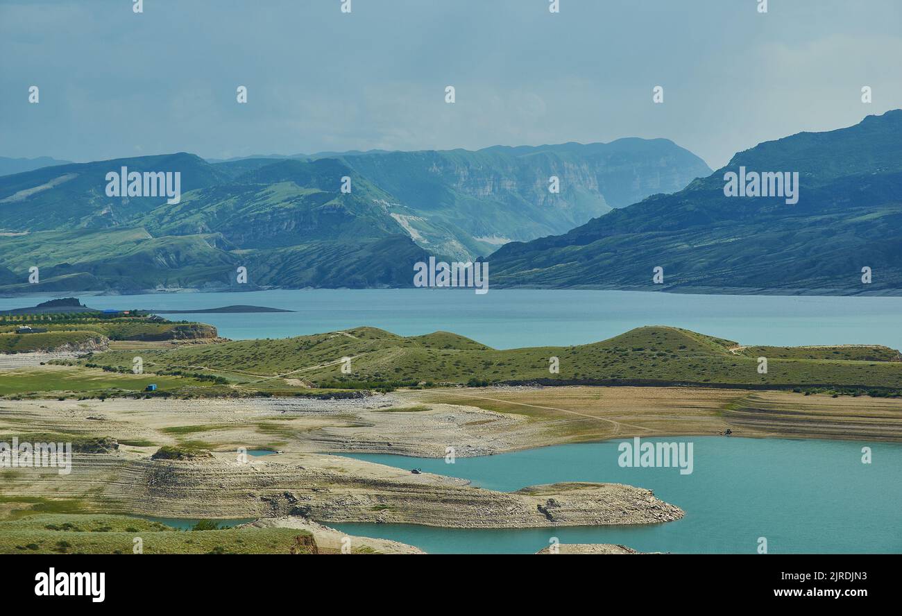 Chirkey Reservoir Dagestan, paesaggio di montagna con strada sterrata nelle vicinanze del serbatoio Foto Stock