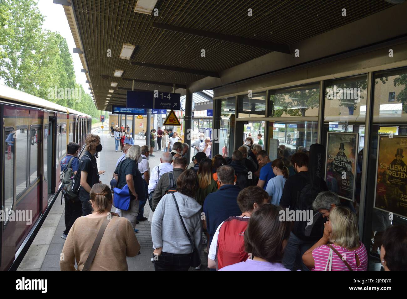 Potsdam, Germania - 2022 agosto - biglietto da 9 euro - Stazione Centrale di Potsdam. (Foto di Markku Rainer Peltonen) Foto Stock