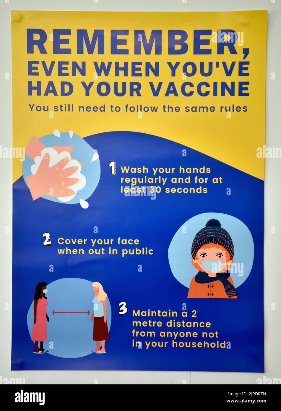 COVID-19 poster informativo sulla parete in chirurgia GP, Bordon, Hampshire, Regno Unito. Foto Stock