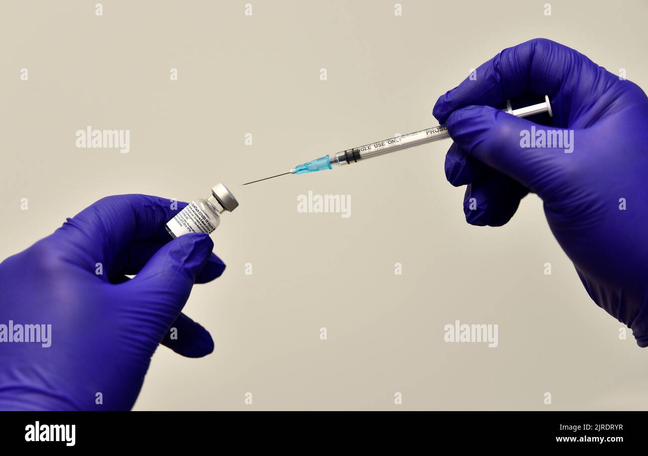 Il vaccino COVID-19 sta per essere somministrato in chirurgia GP durante l'implementazione del vaccino, Bordon, Hampshire, Regno Unito. Foto Stock