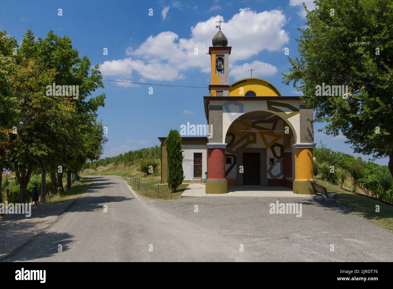 Disegni a parete dell'artista David Tremlett sulla Chiesetta di Coazzolo (Chiesetta della Beata Maria Vergine del Carmine) in Piemonte Foto Stock