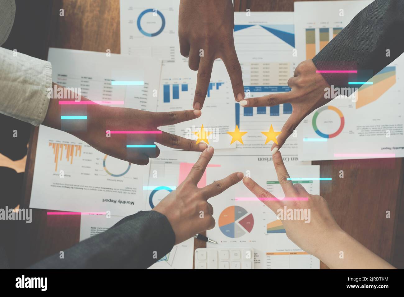 Gruppo di uomini d'affari che mettono le loro mani lavorando insieme su sfondo di legno in ufficio. Gruppo di supporto teamwork accordo concetto Foto Stock