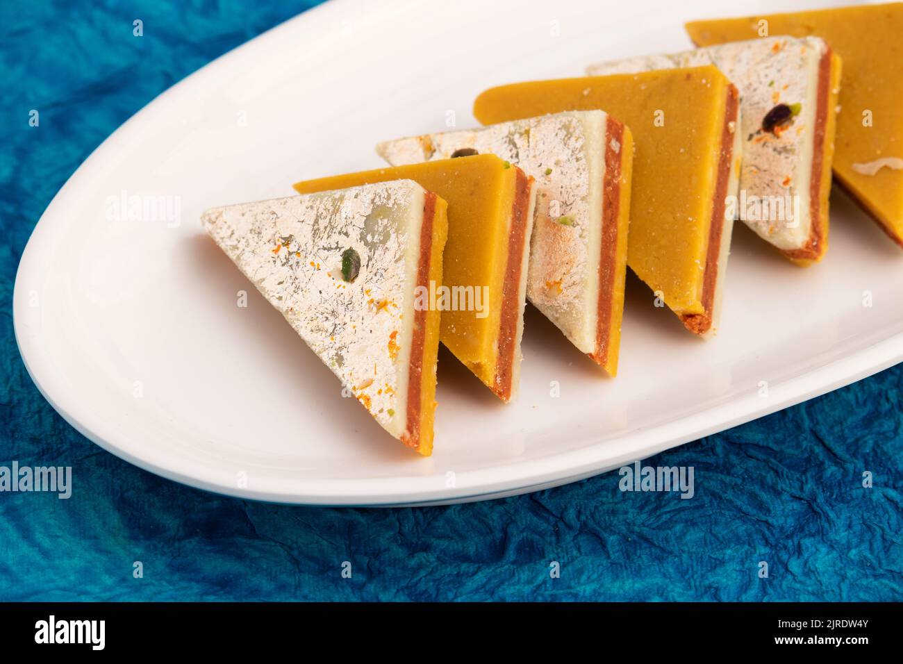 Indiano Mithai Kaju Kesar Choco Gulkand Sandwich Burfi anche conosciuto come Kajoo Barfi è a forma di diamante dolce fatto di noci di cashew, cioccolato, zafferano, mawa, Foto Stock