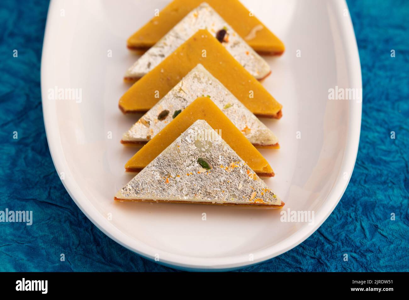 Indiano Mithai Kaju Kesar Choco Gulkand Sandwich Burfi anche conosciuto come Kajoo Barfi è a forma di diamante dolce fatto di noci di cashew, cioccolato, zafferano, mawa, Foto Stock