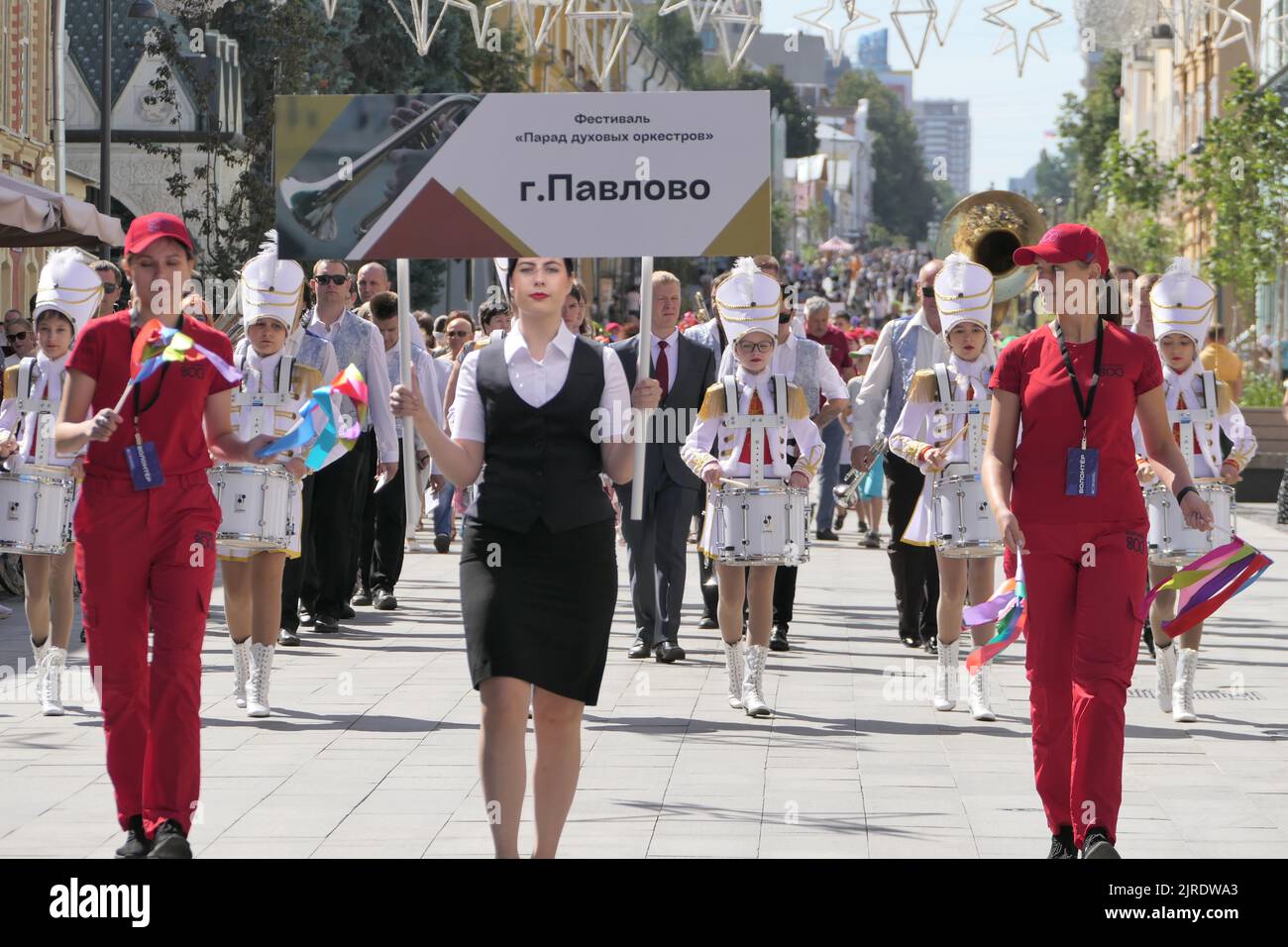 Nizhny Novgorod, Russia, Bolshaya Pokrovskaya Street 08.20.2022. Festival delle bande di Ottone. Celebrazione del giorno della città. Team creativi. Foto Stock