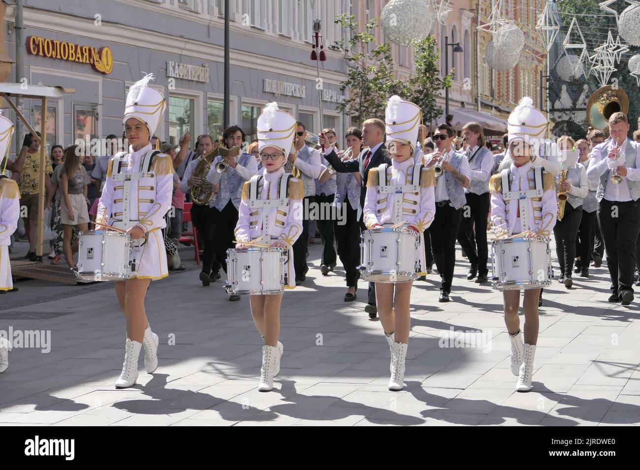 Nizhny Novgorod, Russia, Bolshaya Pokrovskaya Street 08.20.2022. Festival delle bande di Ottone. Celebrazione del giorno della città. Team creativi. Foto Stock
