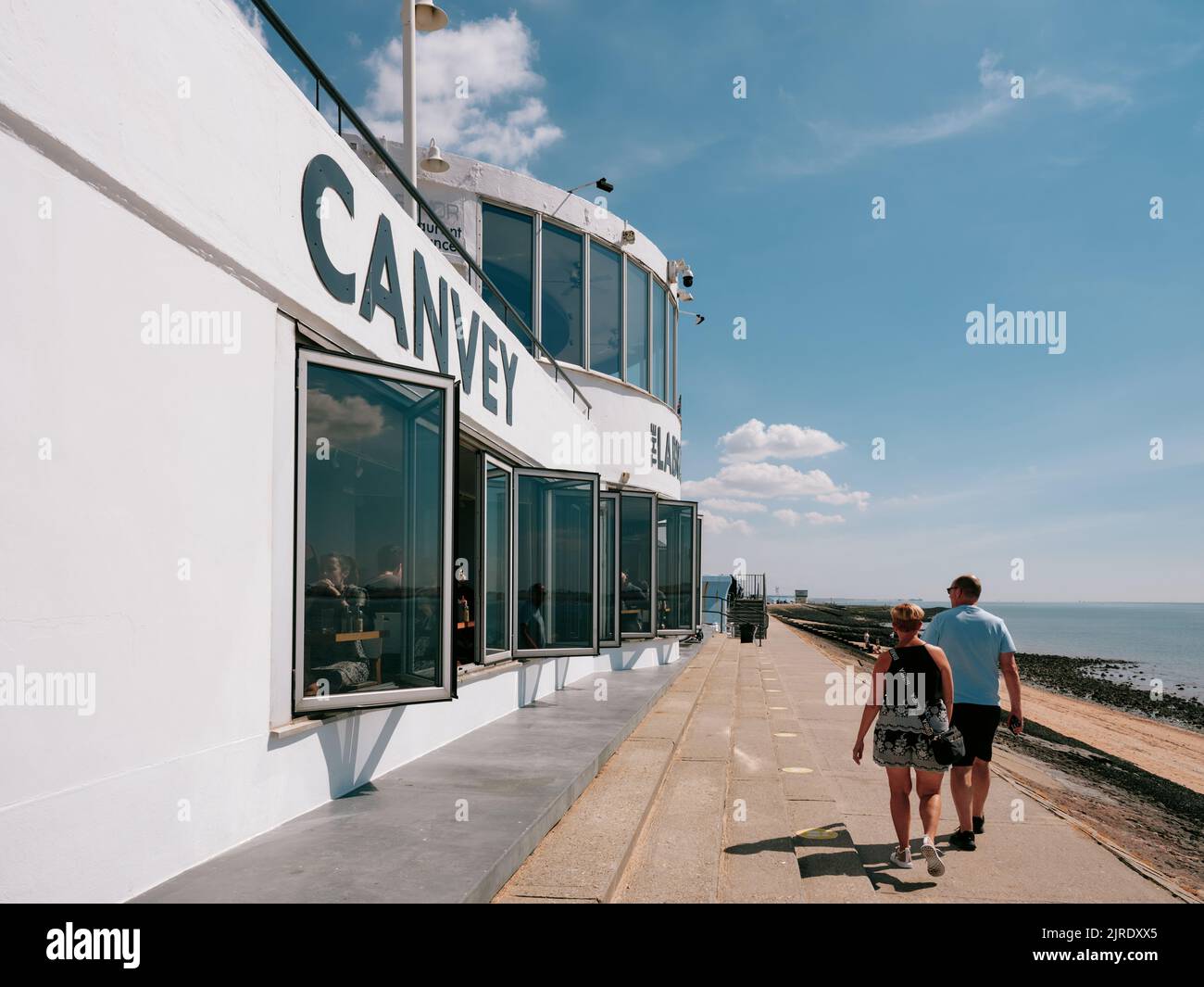 L'architettura modernista e concreta del Labworth Cafe sulla costa di Canvey Island, Thames Estuary, Essex, Inghilterra, UK - vita estiva Foto Stock