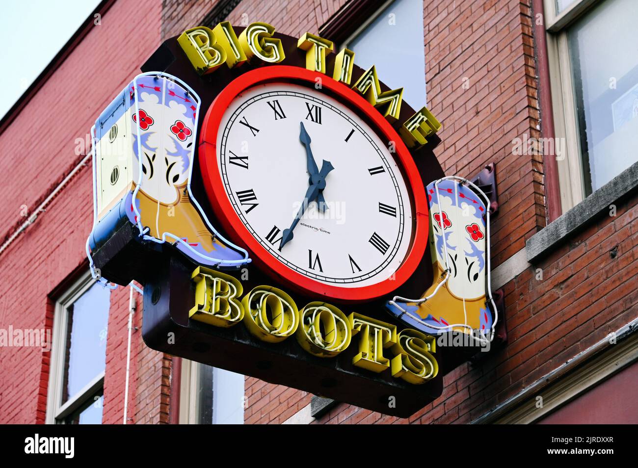 Neonreklame auf dem Broadway; Nashville, Tennessee, Vereinigte Staaten von Amerika Foto Stock