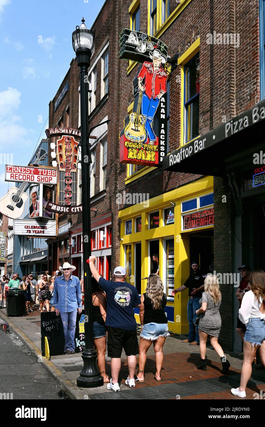 Alan Jackson Bar Neonreklame auf dem Broadway; Nashville, Tennessee, Vereinigte Staaten von Amerika Foto Stock