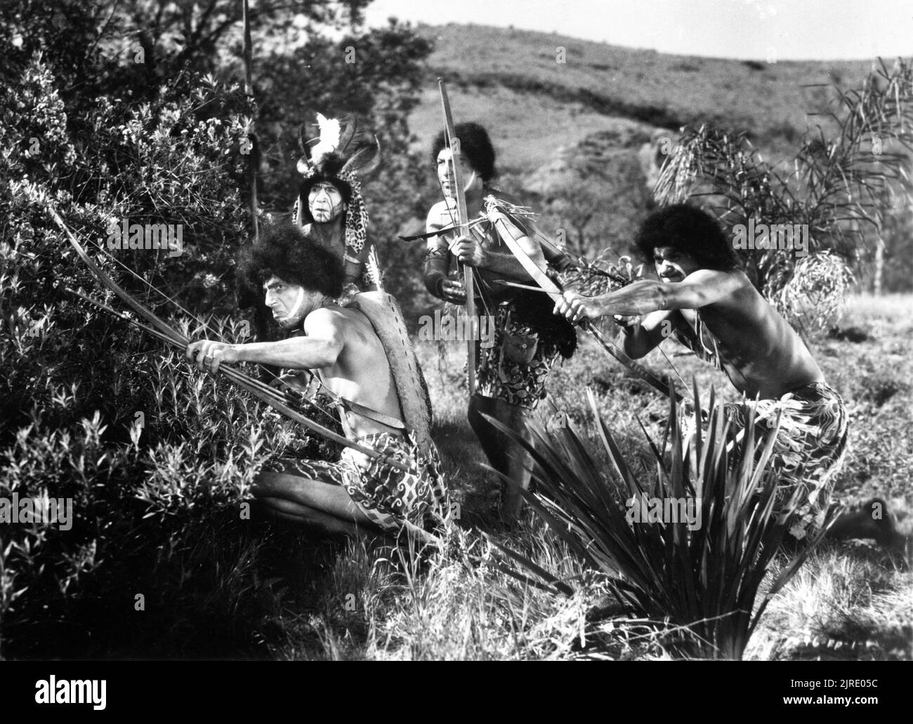 FRANK LACKTEEN come Shamba (indietro a sinistra) con i nativi in episodio 1 del capitolo 15 Serial JUNGLE GIRL 1941 registi JOHN ENGLISH e WILLIAM WITNEY basato in modo lasco sul romanzo di Edgar Rice Burroughs set decorazione Morris Braun produttore associato Hiram S. Brown Jr. Republic Pictures Foto Stock
