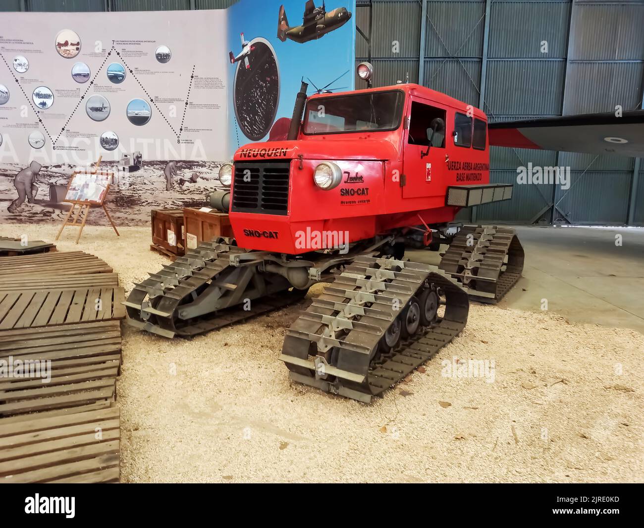 Trattore caterpillar Red Tucker Sno-Cat con gatto delle nevi. Air Force ha tracciato il trasporto su ghiaccio e neve in Antartico base Marambio. Museo Nazionale Aeronautico Foto Stock