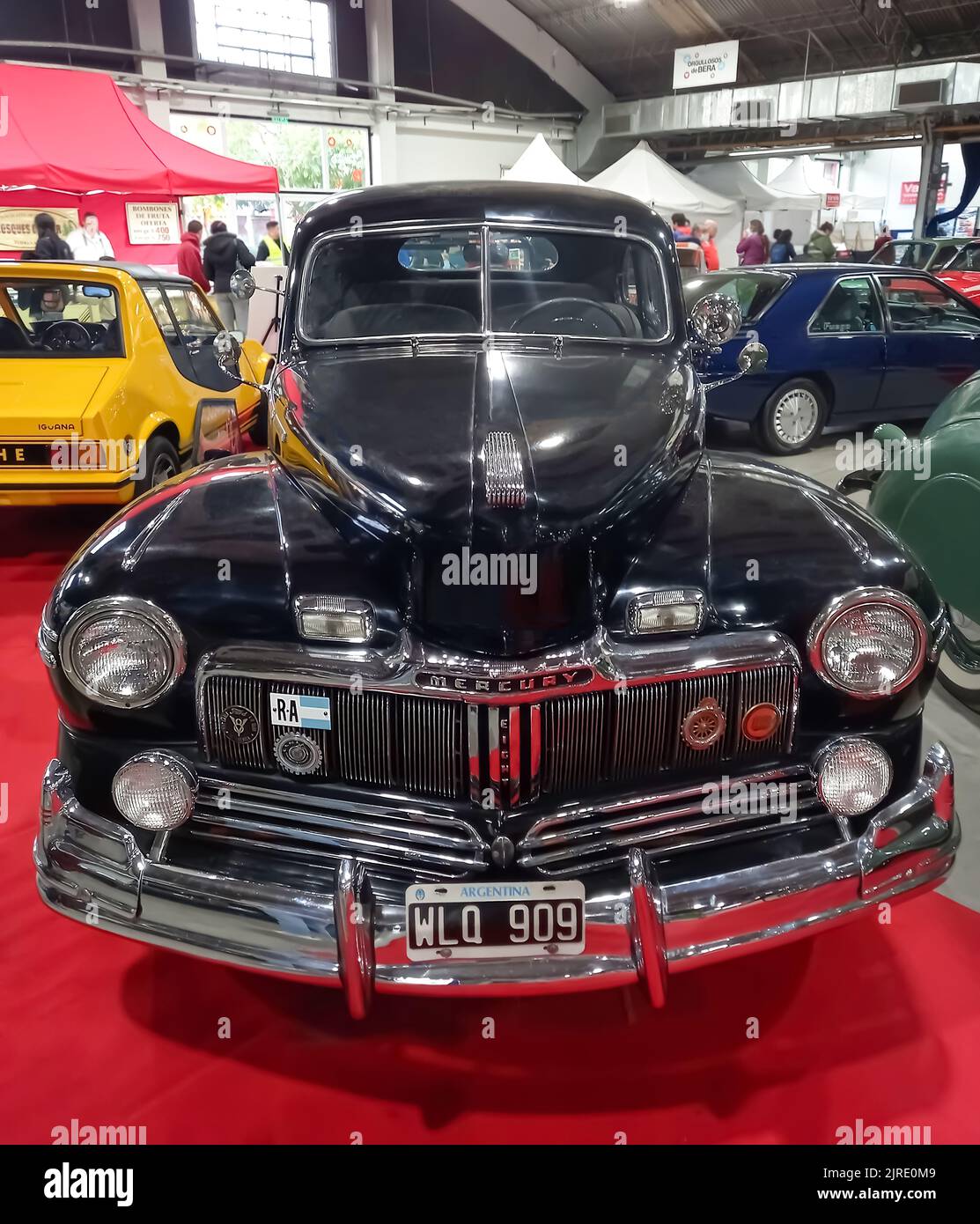 Vecchio nero 1948 Ford Mercury otto V8 coupé due porte sul tappeto rosso. Sala espositiva. Vista frontale. Cromi. Griglia. Spettacolo di auto classica Foto Stock