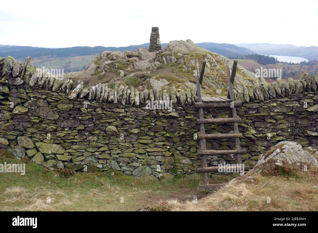 Pietra punto di tiro e scala di legno mattonella su 'Black Crag' la cima del Wainwright 'Black Fell' vicino Tarn Hows, Lake District National Park. REGNO UNITO. Foto Stock