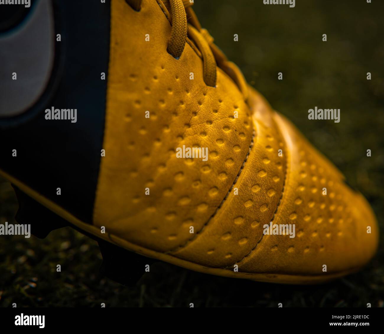 Un primo piano di una scarpa da calcio Nike CTR360 Maestri sul campo Foto Stock