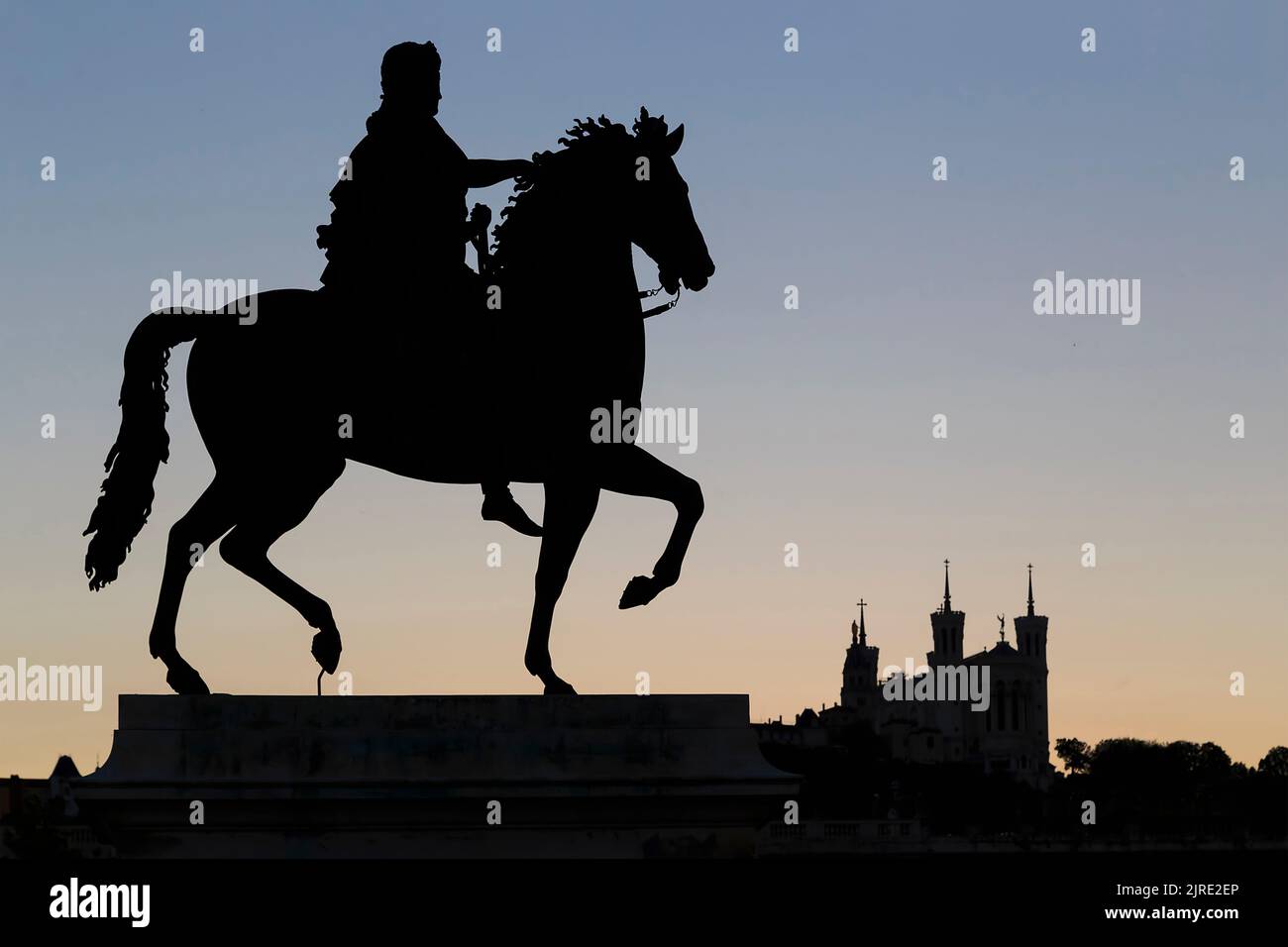 LIONE, FRANCIA - 16 MAGGIO 2013: Questa è la statua di Luigi 14 e la Basilica di Notre Dame de Fourviere in cielo tramonto Lione. Foto Stock
