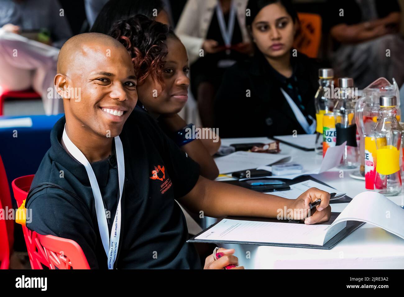 Johannesburg, Sudafrica - 24 febbraio 2014: Studenti universitari diversi che frequentano un workshop di leadership aziendale Foto Stock
