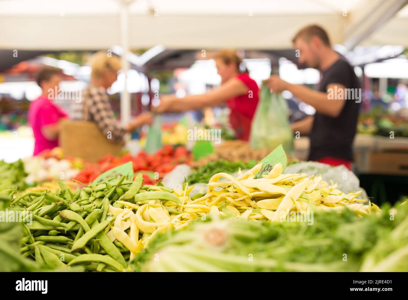 Gli agricoltori' mercato alimentare di stallo con varietà di verdure biologiche. Foto Stock
