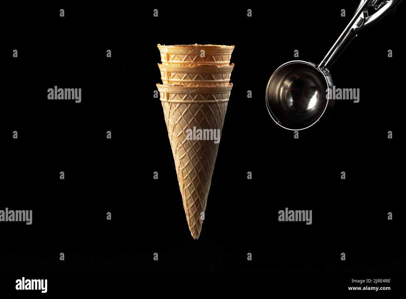 cialde per gelato su sfondo scuro. Isolare Foto Stock