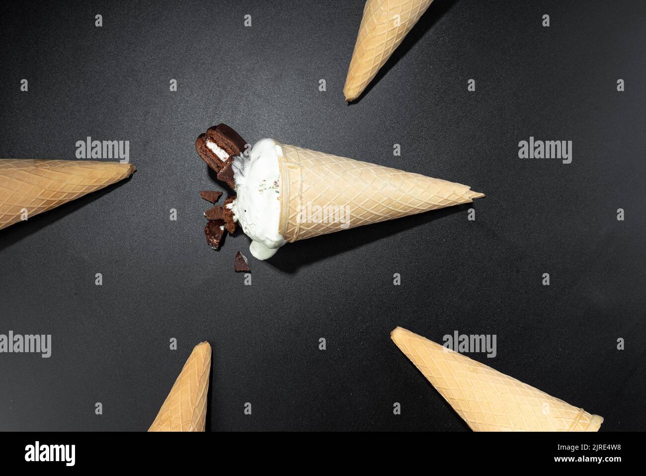 Biscotti fatti in casa e gelato al cono gelato, foto di sfondo scuro con flash. Cibo flashy gelato Foto Stock