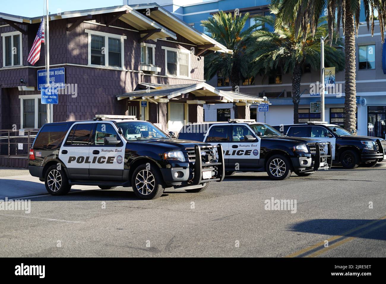 Un incrociatore della polizia della spiaggia di Huntington parcheggiato fuori dalla stazione Foto Stock