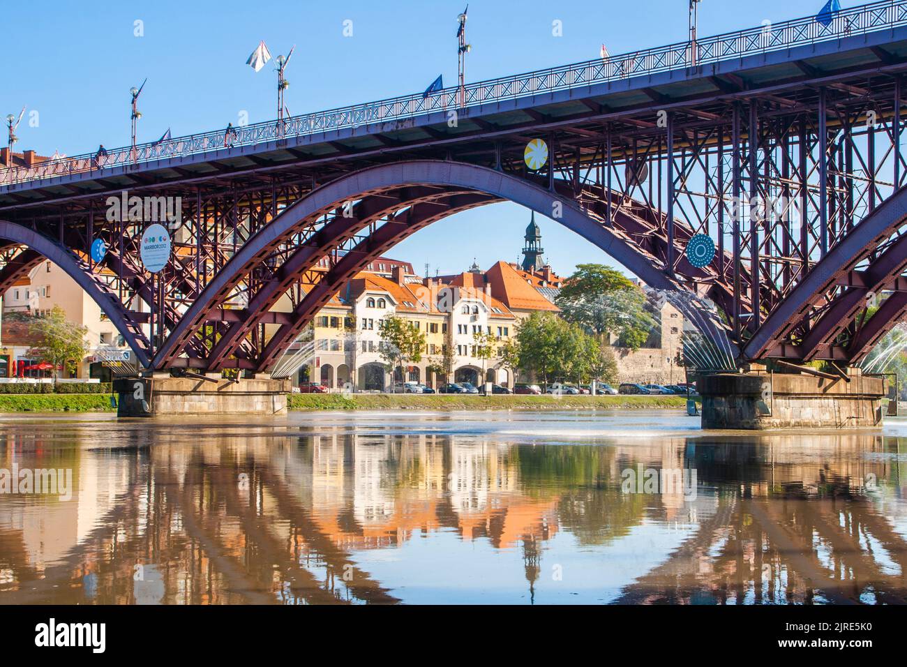 Ponte Vecchio e quartiere di Lent a Maribor, Slovenia. Famosa passeggiata sul lungomare con edifici storici e la più antica vigna d'uva d'Europa. Foto Stock