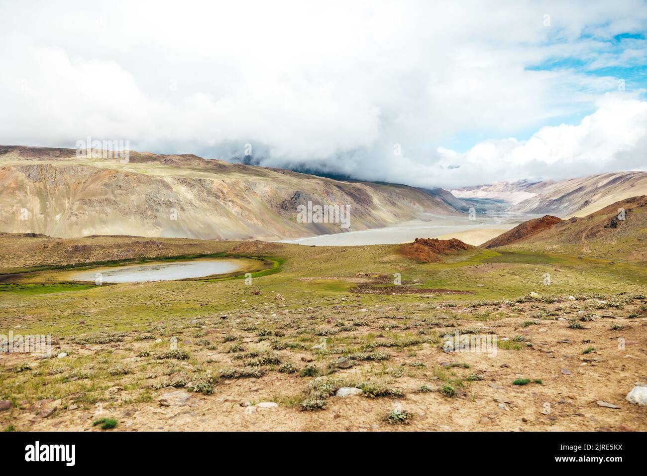 Alto lago Chandra Taal che si affaccia sul fiume Spiti Valley in Himachal Pradesh nelle giornate di sole Foto Stock