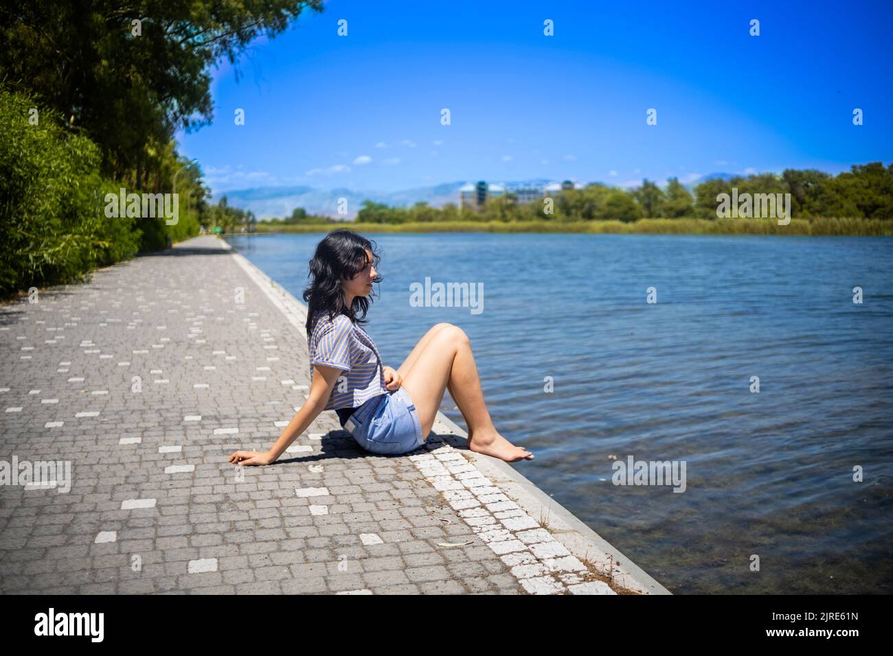 Una ragazza giovane sulla riva del lago Titreyen Gol in Turchia Foto Stock