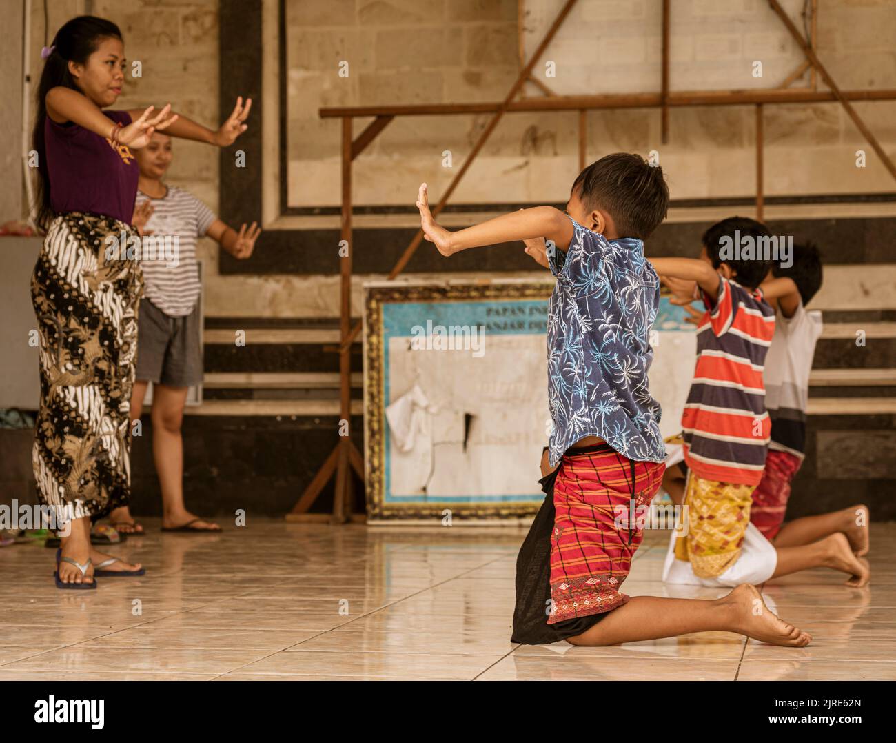 Bali, Indonesia, 1 giugno 2022 - i ragazzi imparano le danze tradizionali di Bali in classe. Foto Stock