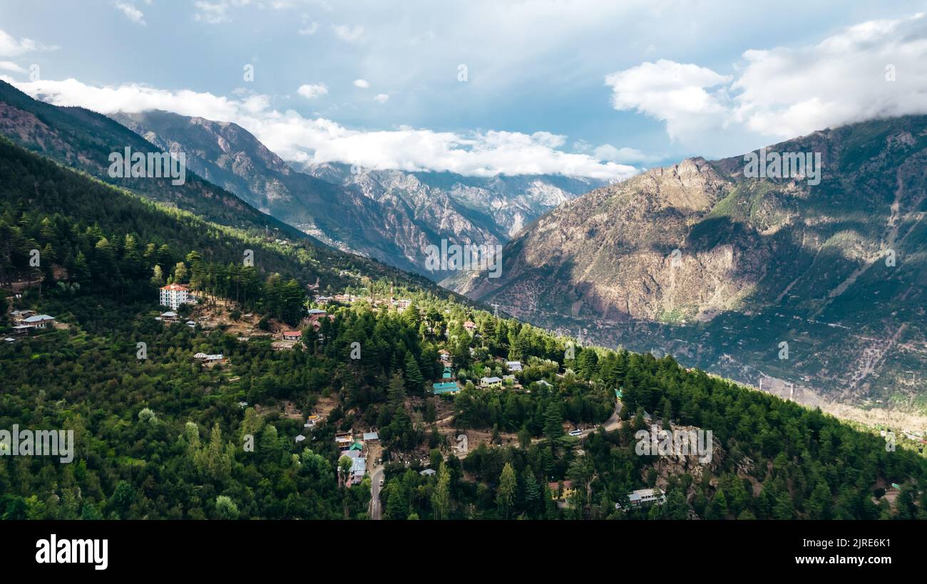 Golden hour paesaggio aereo della catena montuosa naturale Himalayana in Himachal Pradesh India Foto Stock