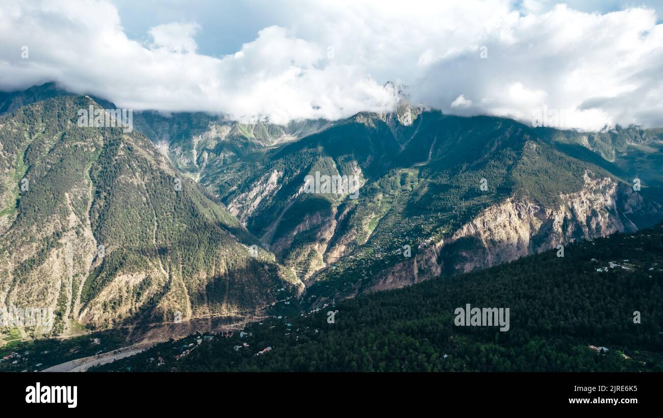 Paesaggio montano aereo sopra Kalpa in Himachal Pradesh nella giornata di sole estate in India Foto Stock