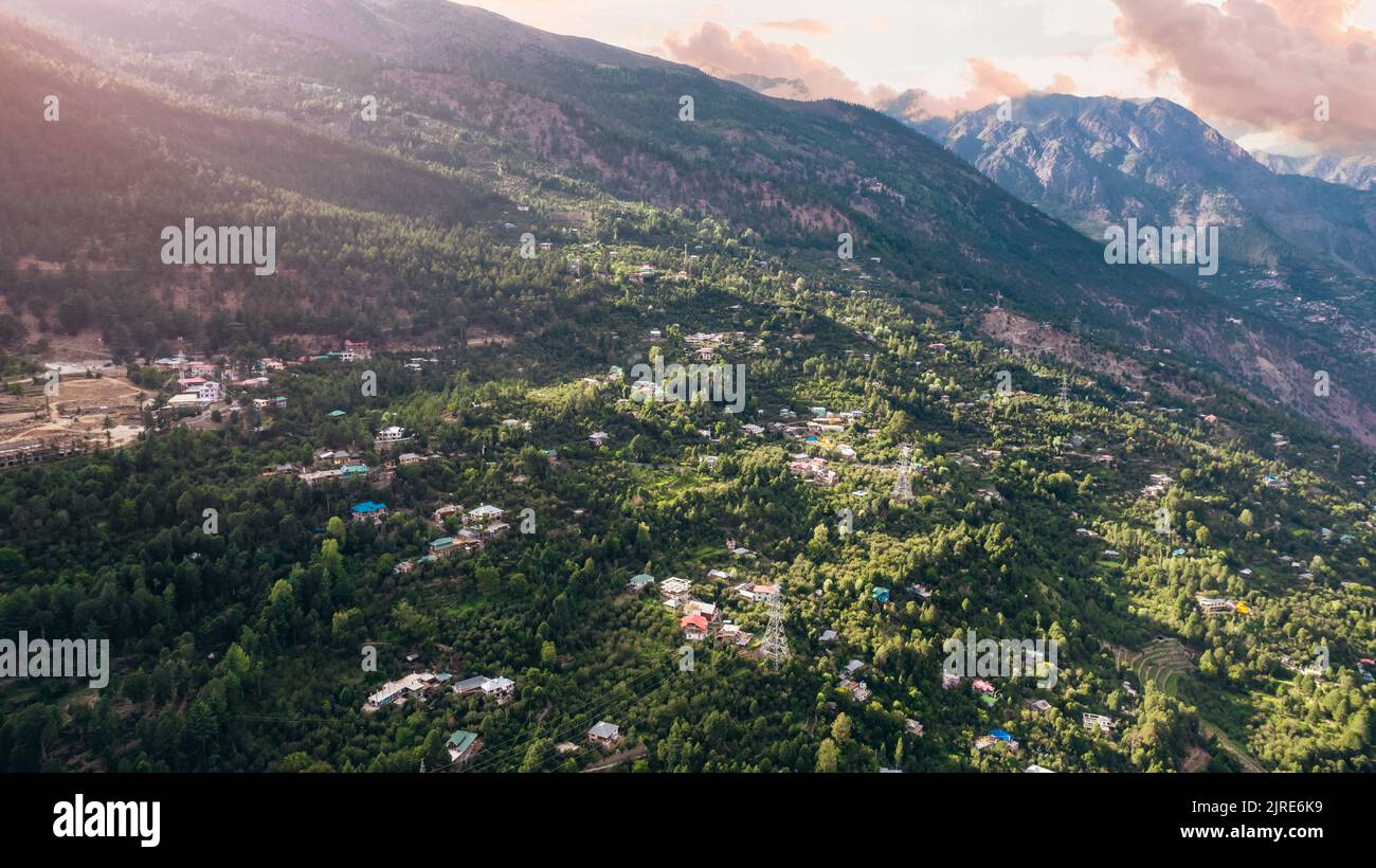 Bellissimo tramonto aereo del villaggio di Kalpa a Himachal Pradesh sulla catena montuosa dell'Himalaya Foto Stock
