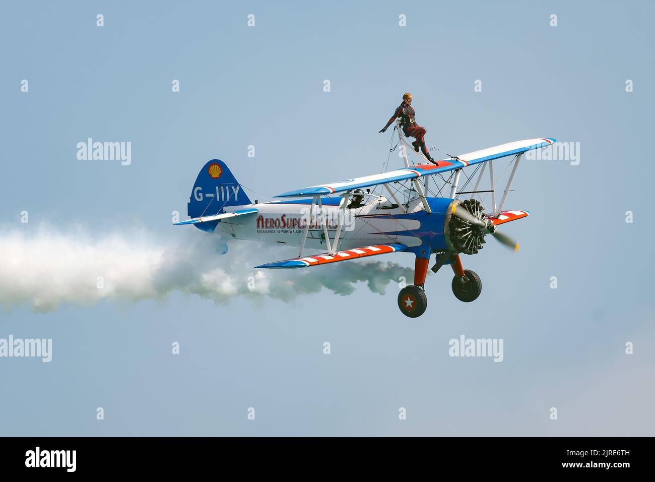 Eastbourne, East Sussex, Regno Unito. Con gli aerosuperbatici Wingwalkers che appaiono all'Eastbourne Airshow 2022, Airbourne, con esposizione di aerei e flybys visti da Eastbourne Beach. 18th agosto 2022 Foto Stock