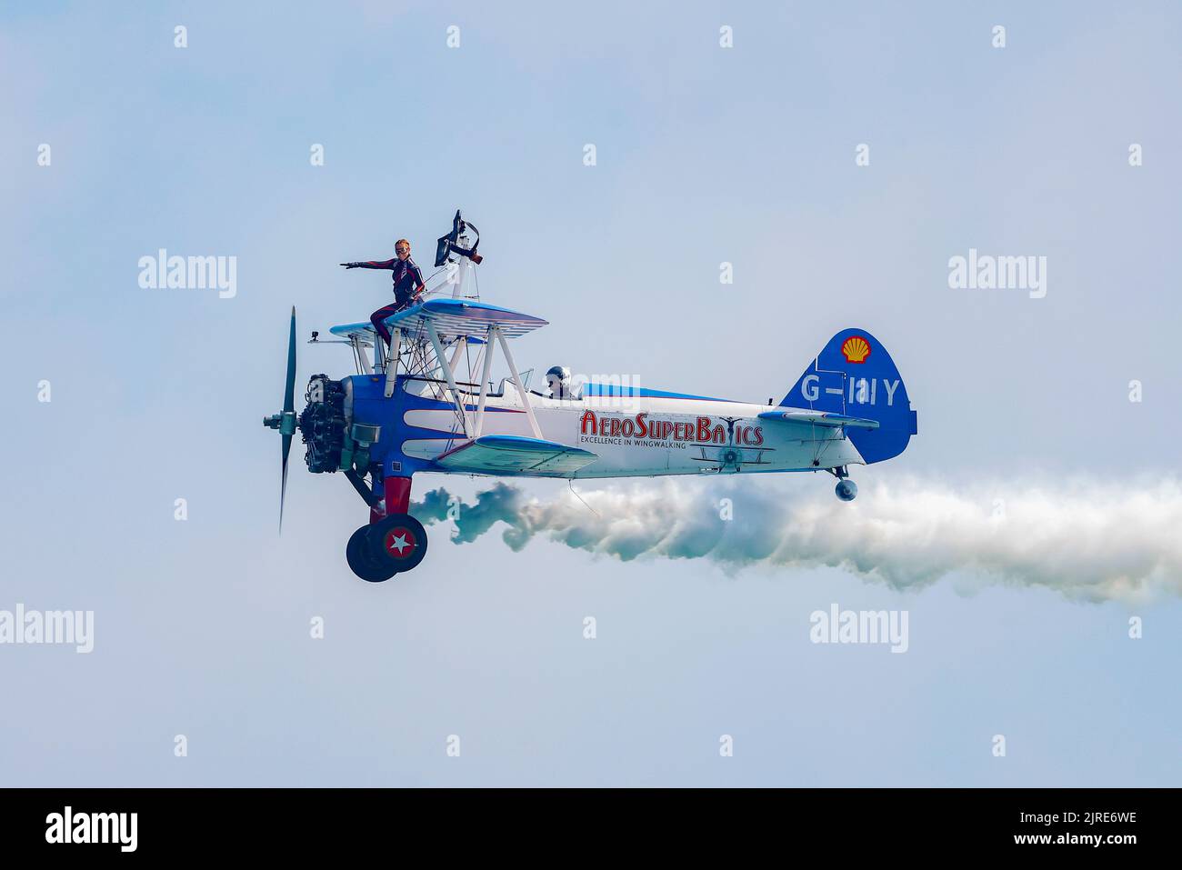 Eastbourne, East Sussex, Regno Unito. Con gli aerosuperbatici Wingwalkers che appaiono all'Eastbourne Airshow 2022, Airbourne, con esposizione di aerei e flybys visti da Eastbourne Beach. 18th agosto 2022 Foto Stock