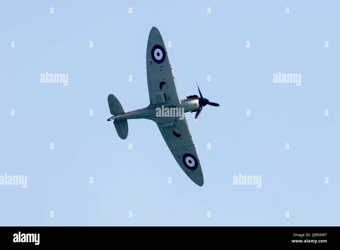 Eastbourne, East Sussex, Regno Unito. Con il volo in memoria della Battaglia di Gran Bretagna, il Supermarine Spitfire appare all'Eastbourne Airshow 2022, Airbourne, con esposizione di aerei e volani visti da Eastbourne Beach. 18th agosto 2022 Foto Stock