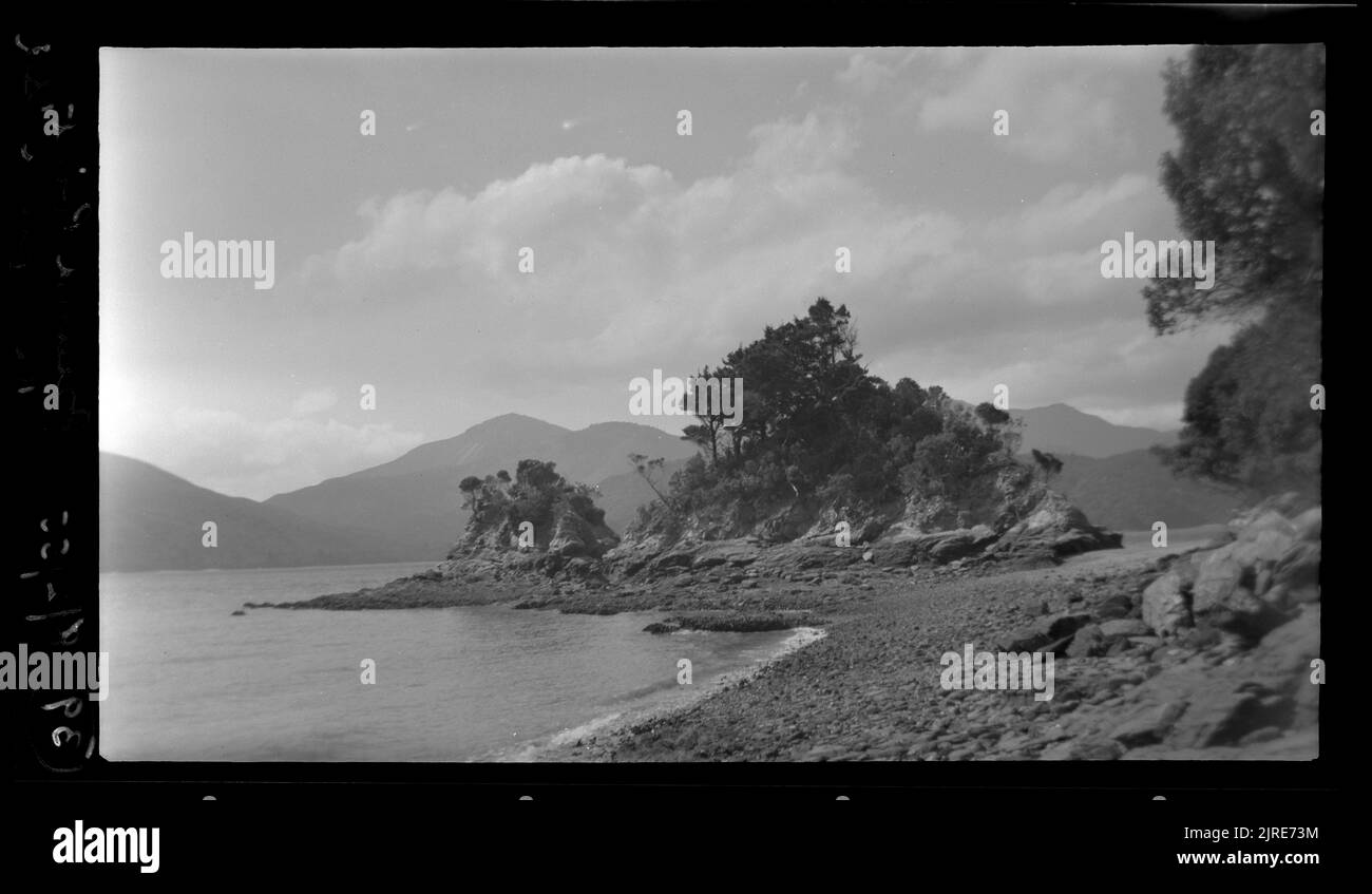 Island Point, Kenepuru Sound, 08 febbraio 1955, di Leslie Adkin. Foto Stock