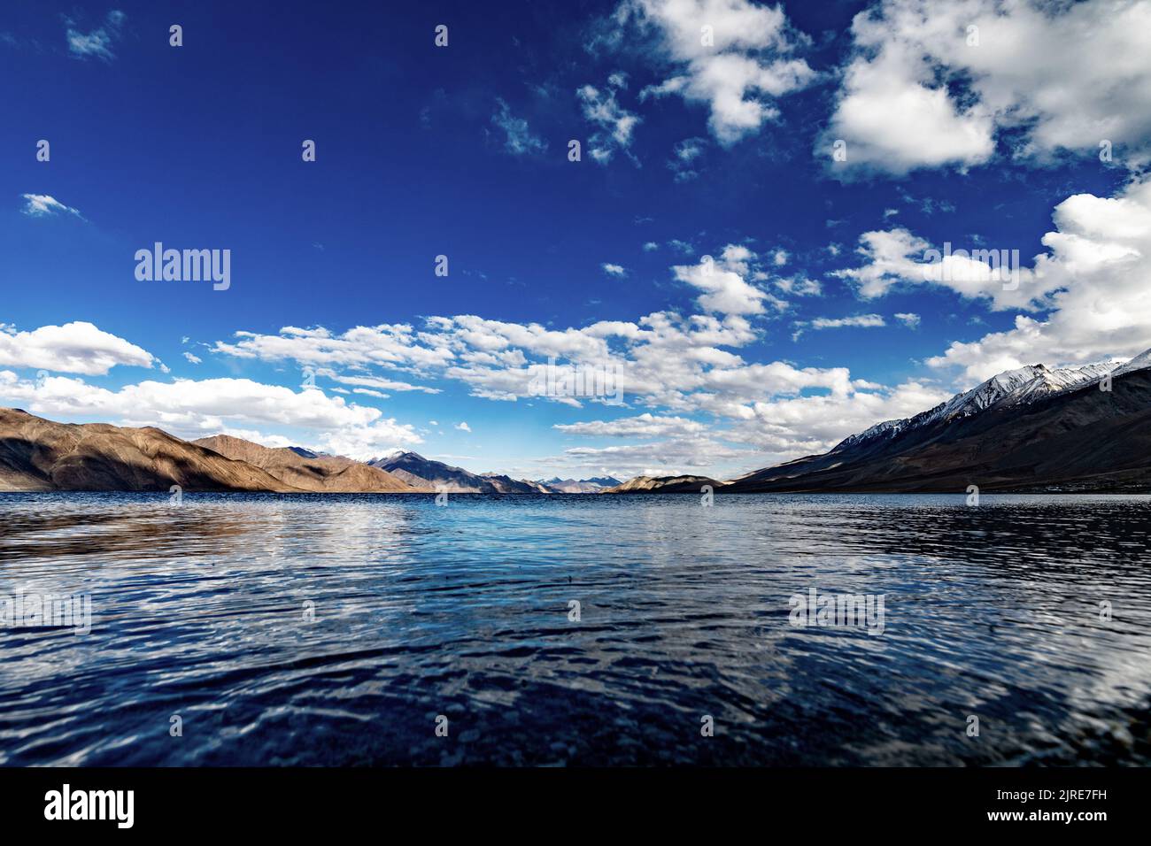 Increspature d'acqua nel lago Pangong Foto Stock