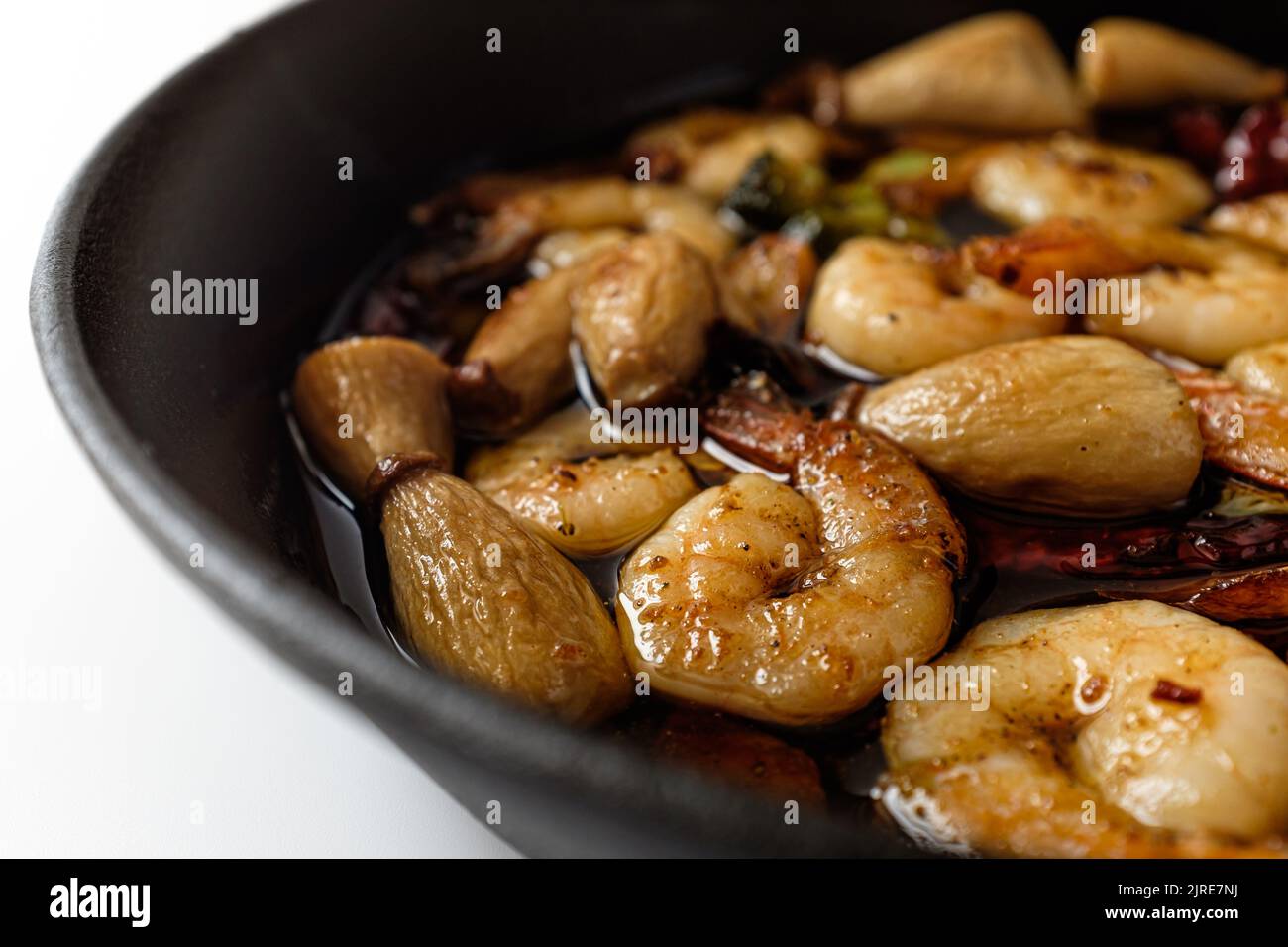 Gambas al Ajillo su sfondo bianco Foto Stock