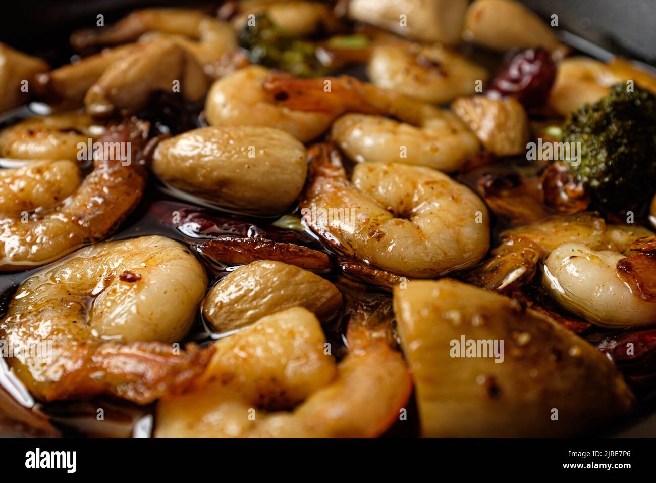 Gambas al Ajillo su sfondo bianco Foto Stock