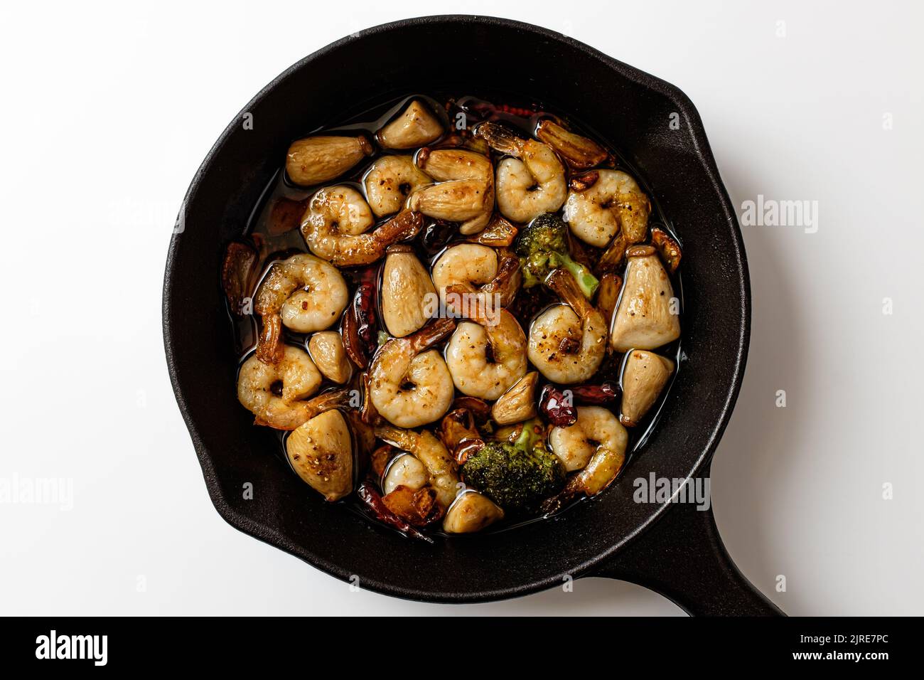 Gambas al Ajillo su sfondo bianco Foto Stock