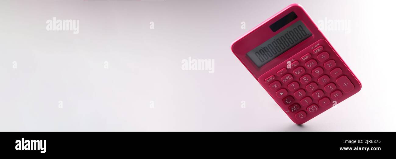 Calcolatrice rossa con numeri sullo schermo, intervento a batteria Foto Stock